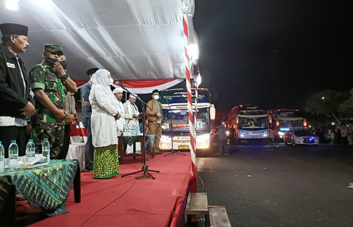 Foto: Wakil Bupati Sumenep, Dewi Khalifah, saat melepas keberangkatan Jamaah Calon Haji menuju tanah suci mekkah, di Gor A. Yani Panglegur.