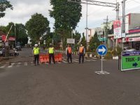 Foto: Dinas Perhubungan Jember menutup akses jalan ke kota menjelang Defile Drumband Porprov.