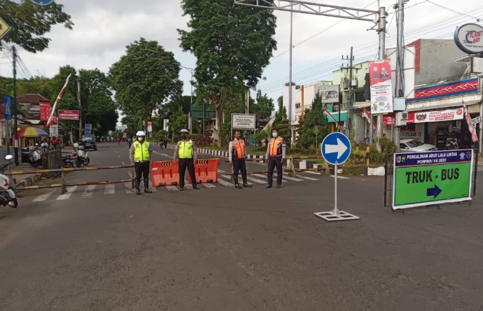 Foto: Dinas Perhubungan Jember menutup akses jalan ke kota menjelang Defile Drumband Porprov.
