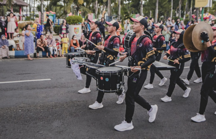 Foto: Defile Marching Band peserta Porprov Jatim VII.