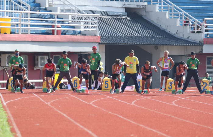 Foto: Atlet cabang atletik mencoba lintasan di Stadion Jember Sport Garden.