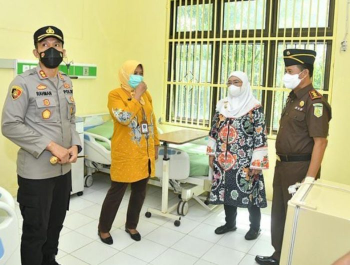Direktur RSUD Moh. Anwar Sumenep, dr. Erliyati menunjukkan ruangan dan fasilitas medis tempat rehabilitasi pecandu narkoba