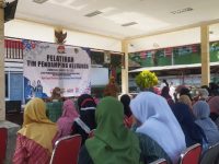 Foto; Dinas Pemberdayaan Perempuan Perlindungan Anak dan Keluarga Berencana (DP3AKB) Jember memberikan pelatihan kepada Tim Pendamping Keluarga.