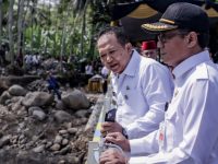 Foto: Bupati Hendy berdiri di atas jembatan penghubung antar kelurahan.