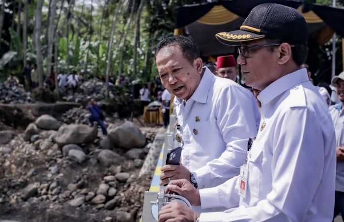 Foto: Bupati Hendy berdiri di atas jembatan penghubung antar kelurahan.