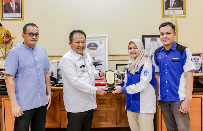 Foto: Bupati Jember Hendy Siswanto menggandeng Relawan TIK wujudkan Smart City