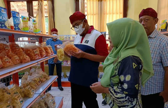 Foto: Bupati Sumenep Achmad Fauzi saat mengecek perkembangan pemasaran produk oleh-oleh khas bumi Sumekar di Mall UMKM.