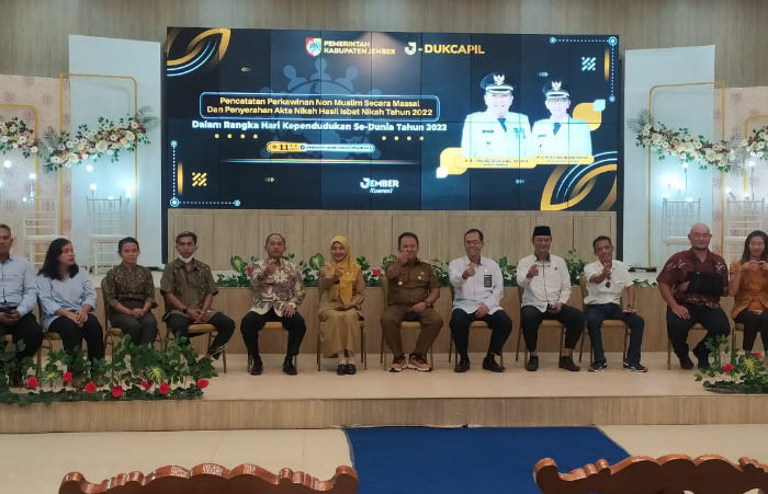 Foto: Bupati Jember Hendy Siswanto dan Kepala Disdukcapil Isnaini Dwi Susanti berfoto bersama pasangan non muslim.
