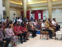 Foto: Bupati Jember Hendy Siswanto meresmikan pernikahan 40 pasangan non muslim di Pendopo Wahyawibawa Graha.