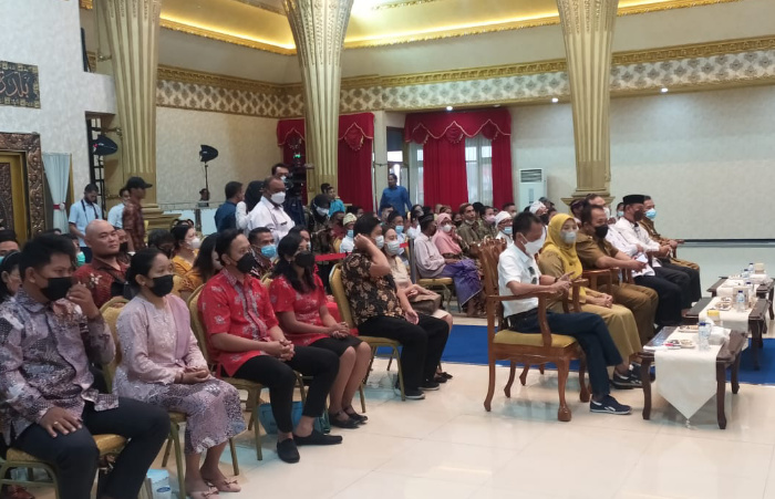 Foto: Bupati Jember Hendy Siswanto meresmikan pernikahan 40 pasangan non muslim di Pendopo Wahyawibawa Graha.