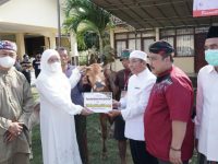 Foto: Penyerahan hewan kurban Iduladha 1443 H oleh Wakil Bupati Sumenep Hj. Dewi Khalifah, di Rumah Perlindungan Sosial Dinas Sosial Desa Pabian, Kecamatan Kota.