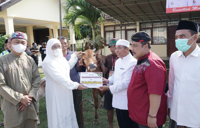 Foto: Penyerahan hewan kurban Iduladha 1443 H oleh Wakil Bupati Sumenep Hj. Dewi Khalifah, di Rumah Perlindungan Sosial Dinas Sosial Desa Pabian, Kecamatan Kota.