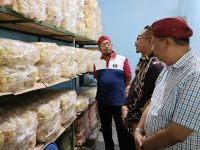 Foto: Bupati Sumenep Achmad Fauzi saat mengecek sejumlah produk di Mal UMKM, setelah diresmikan pada 27 Juni 2022 lalu. 