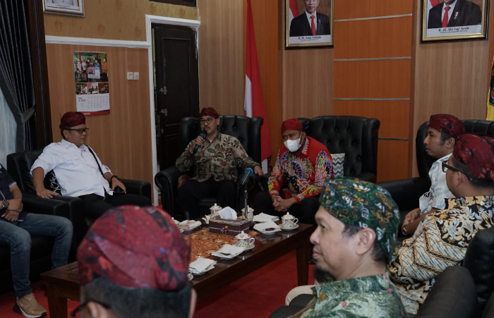 Foto: Bupati Sumenep Achmad Fauzi saat menerima kunjungan kerja Staf Khusus Wapres RI Bidang Ekonomi dan Keuangan.