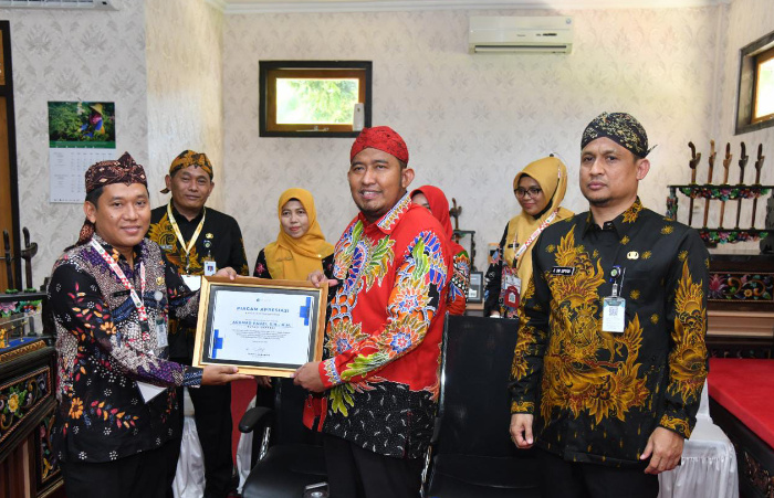 Foto: Bupati Sumenep Achmad Fauzi saat menghadiri pembukaan diklat secara virtual, di Mandepa Joko Tole Keraton Agung.