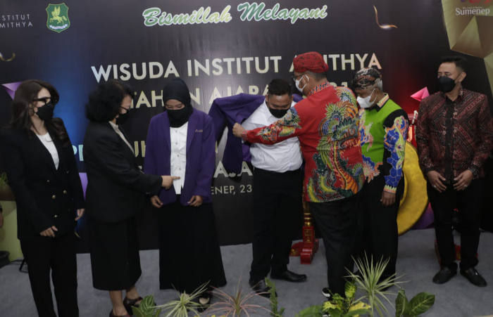 Foto: Bupati Sumenep Achmad Fauzi saat menghadiri wisuda siswa Institut Amitya Tahun Ajaran 2021 di De Baghraf Hotel.