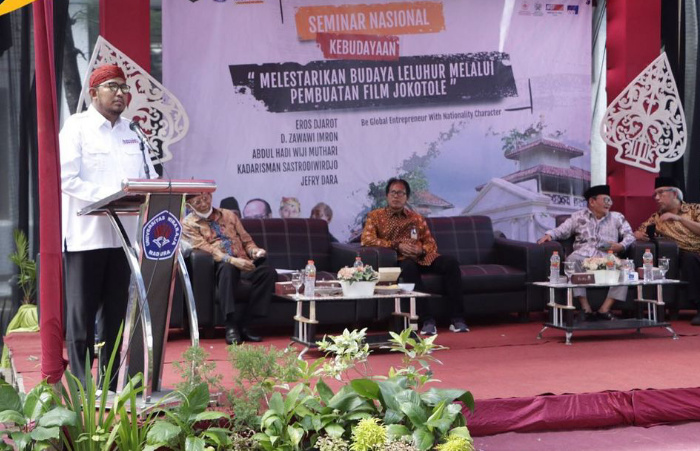 Foto: Bupati Sumenep Achmad Fauzi saat menyampaikan sambutan di Seminar Kebudayaan Nasional, di kampus Unija Sumenep.