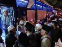 Foto: Bupati Sumenep Achmad Fauzi menyambut kedatangan para Jamaah Haji Kabupaten Sumenep, di GOR A. Yani Pangligur.