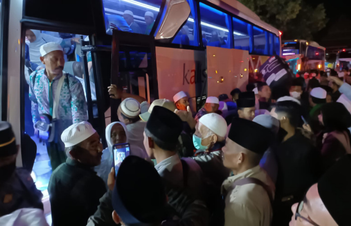 Foto: Bupati Sumenep Achmad Fauzi menyambut kedatangan para Jamaah Haji Kabupaten Sumenep, di GOR A. Yani Pangligur.