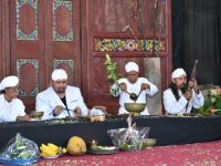 Foto: Penjamasan Pusaka Keraton Sumenep dan Pusaka Leluhur Desa Aeng Tongtong.