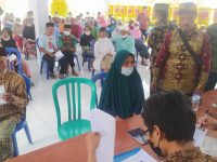 Foto: Dinas Sosial Pemkab Jember dan Pemdes Sumberjati salurkan puluhan juta BLT kepada ratusan warga Sumberjati.