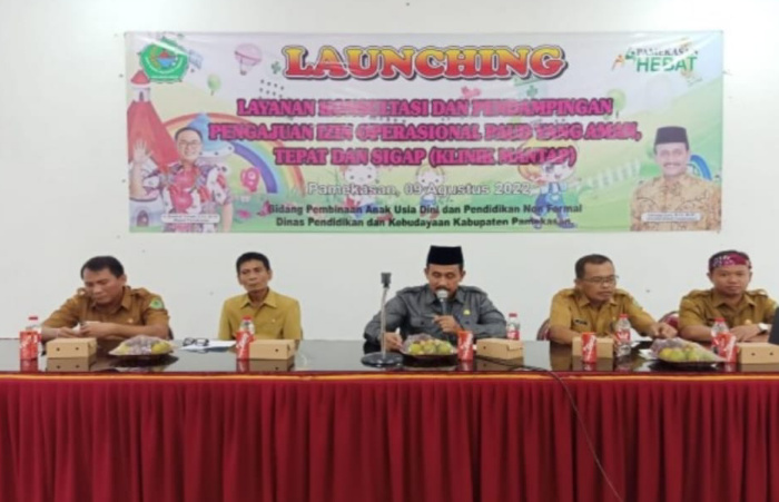 Foto: Dinas Pendidikan dan Kebudayaan Kabupaten Pamekasan saat meresmikan program Klinik Mantap.