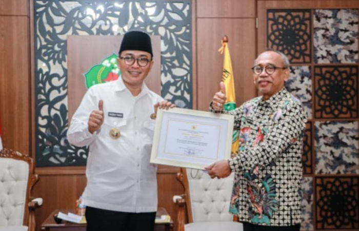 Foto: Pemberian hak paten PCC kepada Bupati Pamekasan Baddrut Tamam di Peringgitan Dalam Mandhapa Aghung Ronggosukowati.