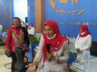 Foto: Kepala Disdukcapil Isnaini Dwi Susanti (depan) mendampingi Bupati Hendy Siswanto melihat ruang pelayanan administrasi.