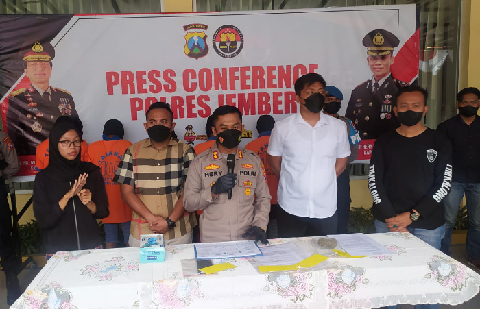 Foto: Kapolres Jember AKBP Hery Purnomo menggelar press conference kasus pembakaran rumah di Desa Mulyorejo.
