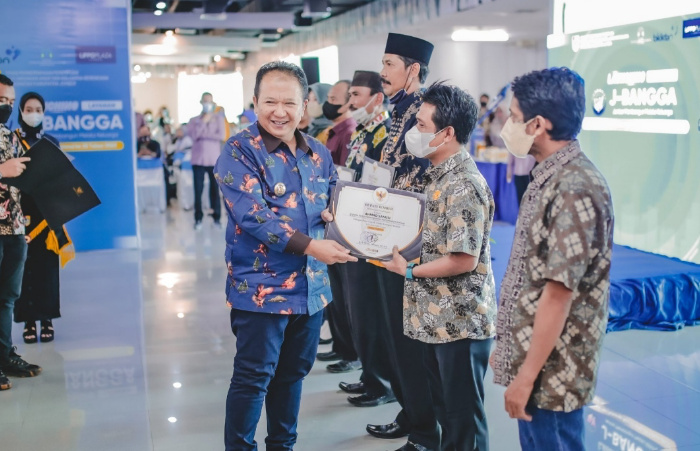 Foto: Bupati Jember Hendy Siswanto melaunching aplikasi J-Bangga dalam upaya perlindungan kepada anak dan meminimalisir pernikahan dini.
