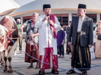 Foto: Bupati Jember Hendy Siswanto di depan Masjid Jami' Al Baitul Amien.