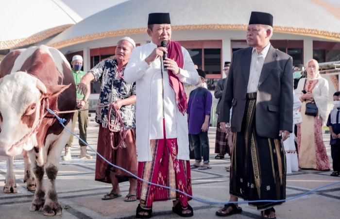 Foto: Bupati Jember Hendy Siswanto di depan Masjid Jami' Al Baitul Amien.