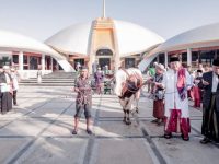 Foto: Usai salat Id Bupati Hendy Siswanto melanjutkan meninjau pemotongan hewan kurban.