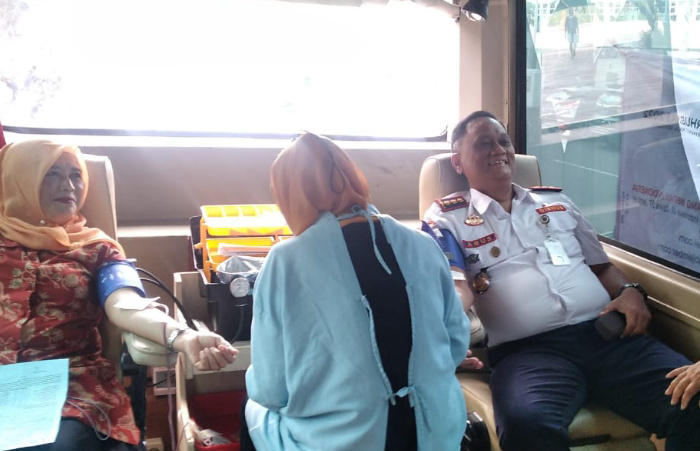 Palang Merah Indonesia (PMI) dan Dinas Perhubungan Jember berkolaborasi menggelar donor darah massal di alun-alun.