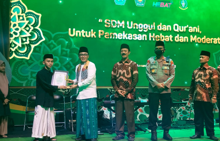 Foto: Bupati Pamekasan didampingi Wakil Bupati dan Ketua DPRD, serta Kapolres Pamekasan saat memberikan piala dan penghargaan.