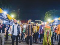 Bupati Hendy Siswanto (kiri), Menparekraf Sandiaga Uno (tengah), Gubernur Jatim (kanan) disela-sela malam puncak JFC 2022.