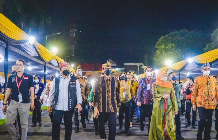 Bupati Hendy Siswanto (kiri), Menparekraf Sandiaga Uno (tengah), Gubernur Jatim (kanan) disela-sela malam puncak JFC 2022.