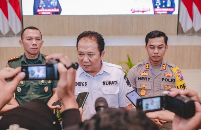Dandim 0824 Jember Letkol INF Batara Pangaribuan (kanan), Bupati Hendy Siswanto (tengah), Kapolres Jember AKBP Hery Purnomo (kanan) saat peresmian Satgas PPA Jember.