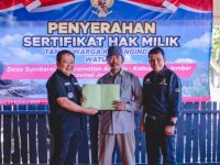 Bupati Hendy Siswanto (kiri) menyerahkan sertifikat tanah kepada warga Desa Sumberejo.