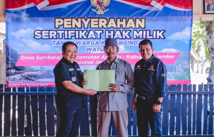Bupati Hendy Siswanto (kiri) menyerahkan sertifikat tanah kepada warga Desa Sumberejo.