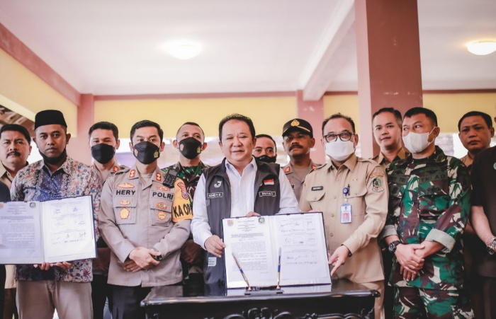 Para tokoh dan masyarakat Jember dan Banyuwangi menandatangani kesepakatan untuk saling menjaga kondusifitas.