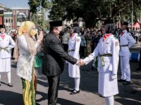 Foto: Bupati Hendy Siswanto menyalami salah satu anggota Paskibra usai pengukuhan.
