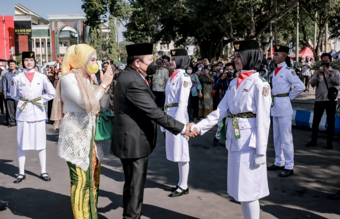 Foto: Bupati Hendy Siswanto menyalami salah satu anggota Paskibra usai pengukuhan.