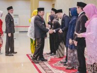 Foto: Bupati Hendy Siswanto menyalami para direksi setelah menjalani pelantikan.