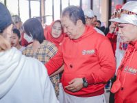 Bupati Hendy Siswanto dan Ny Kasih Fajarini meninjau UMKM.