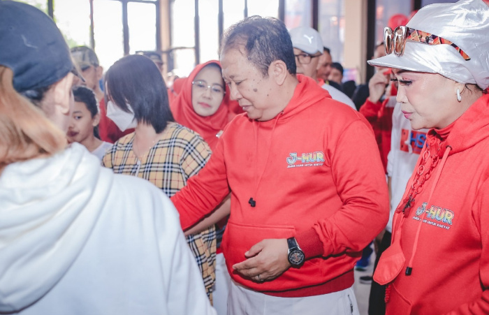 Bupati Hendy Siswanto dan Ny Kasih Fajarini meninjau UMKM.