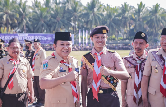 Foto: Bupati Jember Hendy Siswanto memimpin pelaksanaan upacara HUT Gerakan Pramuka ke 61 di alun-alun.