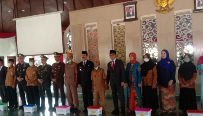 Foto: Bupati Pamekasan Baddrut Tamam dan Wakil Bupati Fattah Jasin saat foto bersama dengan para pejuang Veteran di mendhapa agung rongggosowati Pamekasan.