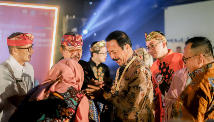 Foto: Kedatangan Menparekraf RI Sandiaga Salahuddin Uno disambut hangat Wakil Bupati Pamekasan Fattah Jasin dan Kadis Perindag di acara Gebyar Batik di Bali.