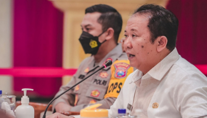 Foto: Bupati Jember Hendy Siswanto saat menyatakan pendapatnya di tengah rapat pengendalian inflasi daerah.